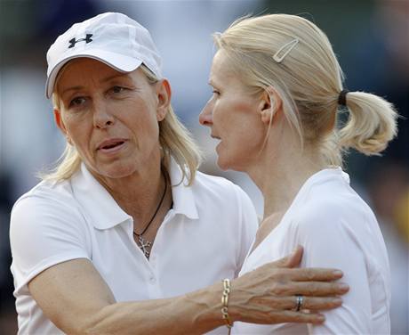 Martina Navrtilov s Janou Novotnou po vtznm zpase na French Open
