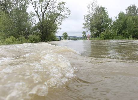 Na silnici mezi Dolním Beneovem a Hájem na Opavsku zaplavila voda vozovku a do výe 50 centimetr 