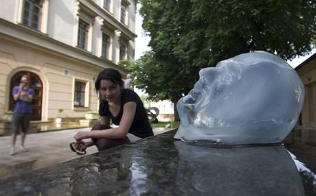 Mladá sochaka Markéta Jáchimová umístila i pes zákaz bustu Václava Klause z ledu na fontánu v Lichtentejnské zahrad na Kamp