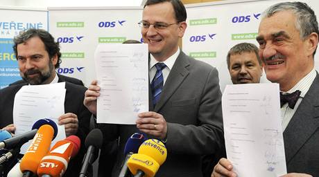 ODS, TOP 09 a Vci veejné podepsaly dohodu o vytvoení koalice. 