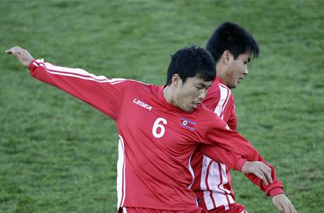 Fotbalisté Severní Koreji: Kim Kum Il (vlevo) a Ri Kwang Hyok