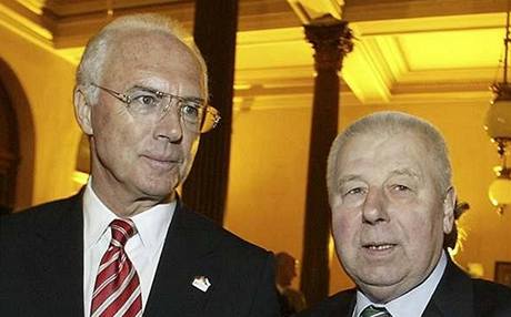 Beckenbauer spolen s Josefem Masopustem na setkn v Rudolfinu.