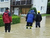 Potok vylitý z beh zaplavil nkolik dom v obci Sazovice. 