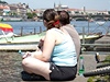 Mnoho lidí v Praze vyrazilo uívat si slunené nedle na nábeí. 