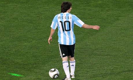 Messi a zelený laser.