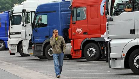 Dopravci vyjednávají kompromis. Místo páteního zákazu jízdy kamion navrhují vlád zákaz pedjídní.