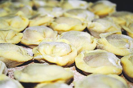 Pelmen jsou tstoviny pipomínající italské tortellini.