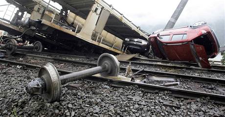 V Rakousku se pevrtil vlak s novmi auty, pes 100 voz bylo znieno.