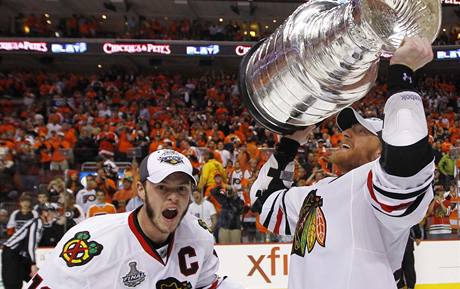 Toews pedává Stanley Cup Hossovi.