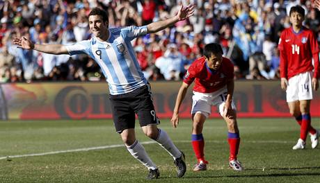 Argentina - Jiní Korea (radost Higuaína).