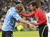 Uruguay - Francie (Diego Lugano vlevo a rozhodí Yuichi Nishimura )