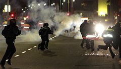 Nepokoje na MS. Policie rozhánla demonstrující leny ochranky stadionu.