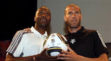 Zidane a Radebe.