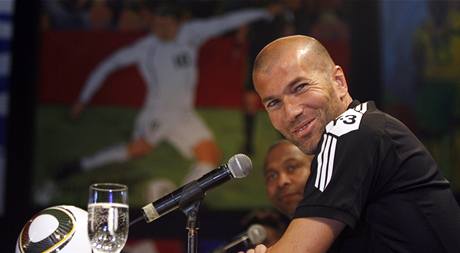 Zidane a Radebe.
