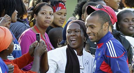 Thierry Henry a fanouci z Jihoafrick republiky.