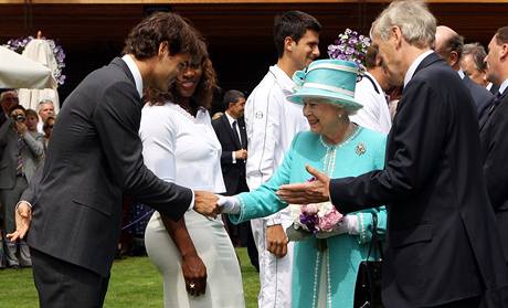 Královna Albta II. ve Wimbledonu (královna se zdraví s Rogerem Federerem).