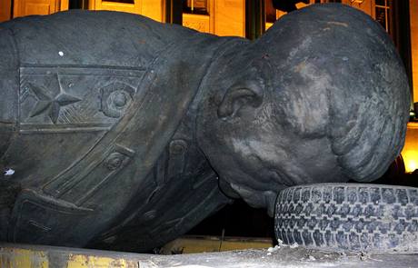 Gruzínské msto Gori tajn odstranilo estimetrovou bronzovou sochu Josifa Stalina 