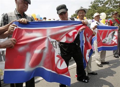 Protestanti u pleitosti 60. vro od zatku Korejsk vlky trhaj severokorejsk vlajky
