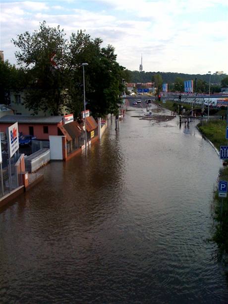 V Praze 8 prasklo vodovodn potrub. Ulice Voctsk byla cel zatopen, na mst zasahovali hasii.