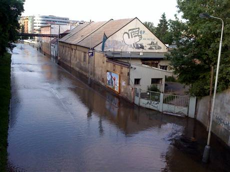 V Praze 8 prasklo vodovodní potrubí. Ulice Voctáská byla celá zatopená, na míst zasahovali hasii.