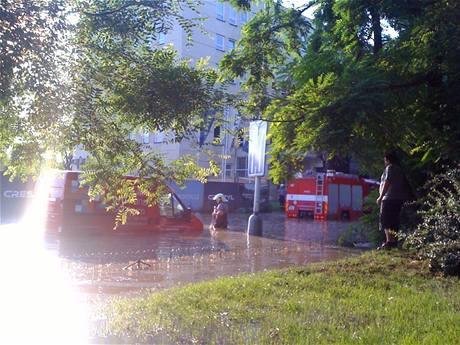 V Praze 8 prasklo vodovodn potrub. Ulice Voctsk byla cel zatopen, na mst zasahovali hasii, kte vyproovali dodvku.