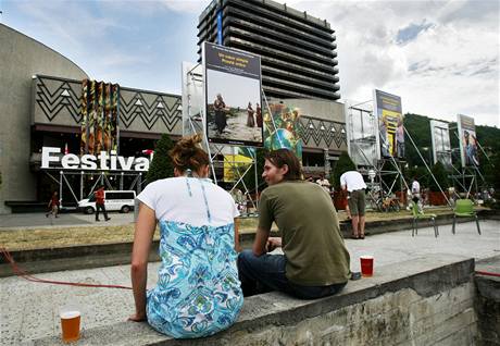 Mezinárodní filmový festival Karlovy Vary - siesta ped hotelem Thermal.