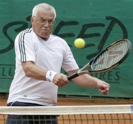 Parodie nekoneného tenisového utkání s Václavem Klausem