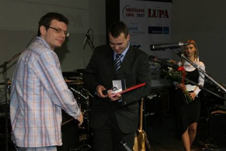 Martin Jaro pebírá cenu Kiálová lupa 2007 za firemní web spolenosti Vodafone.