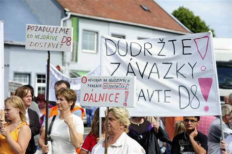 Demonstranti zablokovali úsek silnice E55, poadují dostavbu dálnice D8.