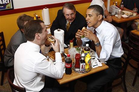 Po jednn v Blm dom zali prezidenti Obama a Medvedv na hamburger.