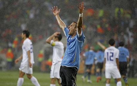 Uruguay - Jiní Korea (Forlán oslavuje vítzství)