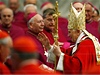 Pape pedával novým arcibiskupm pallium - ást odvu arcibiskupa metropolity.