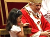 Pape pedával novým arcibiskupm pallium - ást odvu arcibiskupa metropolity.