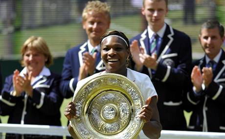 Radost Sereny Williamsové s trofejí.