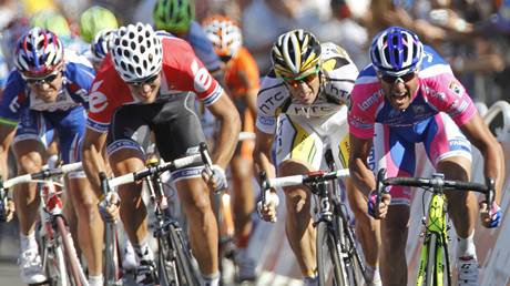 Alessandro Petacchi (vpravo) ovládl i první spurt na Tour de France 2010.