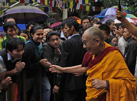 Jeho Svátost. Narozeniny 14. dalajlamy pilo do chrámu v indickém msteku McLeod Ganj oslavit na pt tisíc jeho stoupenc. 