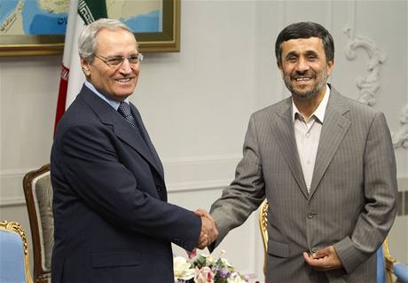 Íránský prezident Mahmúd Ahmadíneád a sysrký vice prezident Al-ara na jednání v Teheránu.
