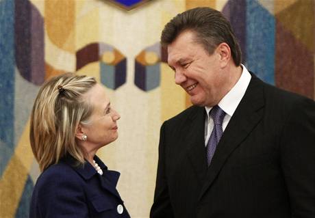 Hillary Clintonová a Viktor Janukovy