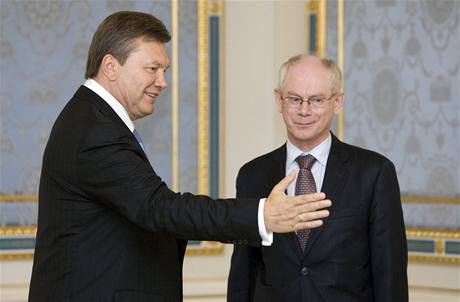 Ukrajinský prezident V. Janukovy a prezident EU Van Rompuy.