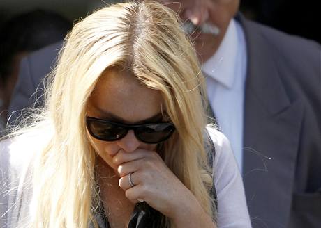 Lindsey Lohanová odchází od soudu
