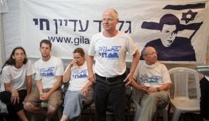 Rodina Gilada alita ve stanu ped premirovou rezidenc