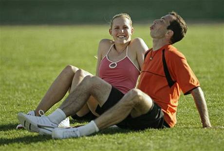 Tenistka Nicole Vaidiová se smje na svého pítele Radka tpánka pi chvíli oddychu pi beznovém turnaji Indian Wells.