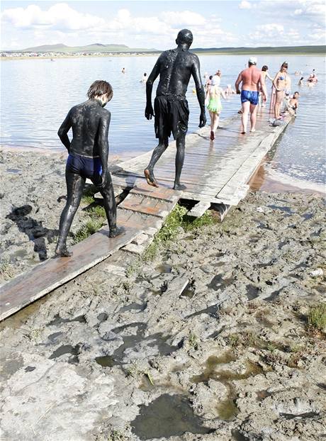 Ruské slané jezero Tus si oblíbily stovky lidí, zejména díky blahodárnému ernému bahnu, které obsahuje adu minerál. Podobné najdete u Mrtvého moe. 