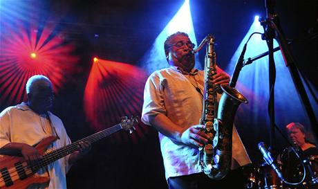 Saxofonista Justo Almario (uprosted), baskytarista Abraham Laboriel (vlevo) a bubeník Bill Maxwell z americké kapely Open Hands.