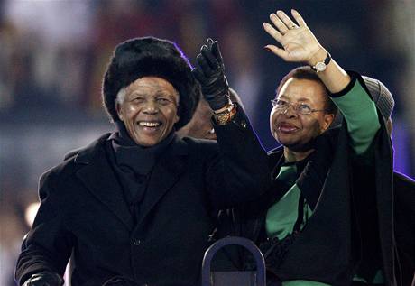 Nelson Mandela a jeho ena zdraví fotbalové fanouky