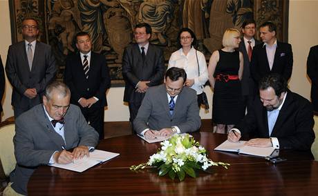 Karel Schwarzenberg , Petr Neas a Radek John podepisují koaliní smlouvu 