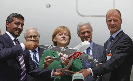 Angela Merkelová s modelem Airbusu A380