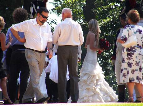 Svatba na zmku. Vt Brta a Kateina Klasnov (oba VV) se vzali. Mezi hosty nechybl ani pedseda strany VV Radek John (prvn zleva).