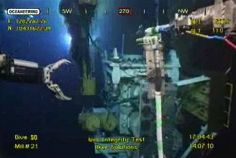 BP testuje kryt, který má zastavit únik ropy do Mexického zálivu