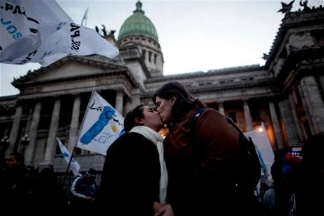 Lesbický pár oslavuje schválení zákona